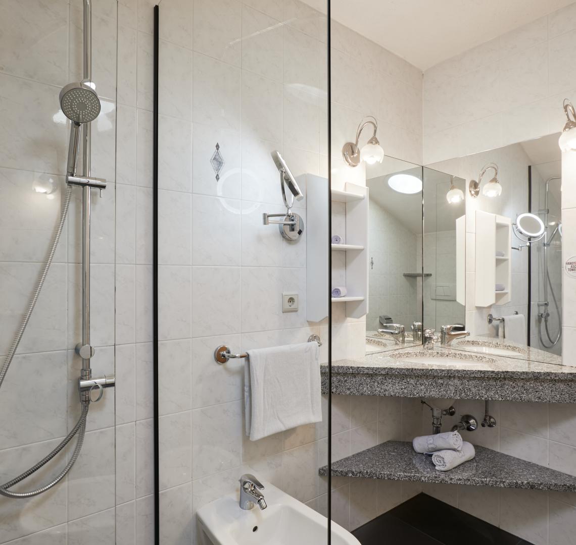 Mineralienhotel Dreibettzimmer Einzelbett