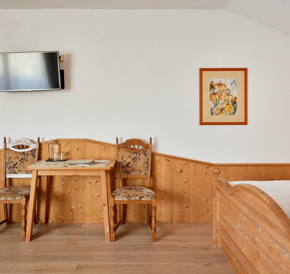 Mineralienhotel Dreibettzimmer Fernseher