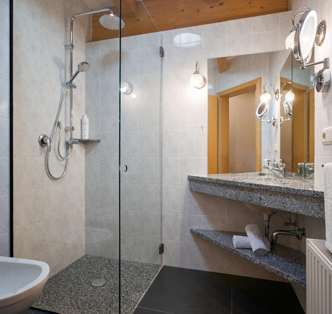 Mineralienhotel Doppelzimmer Tradition Badezimmer